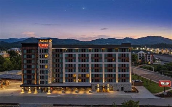 Hotels In Pigeon Forge That Rent To 18 Year Olds
