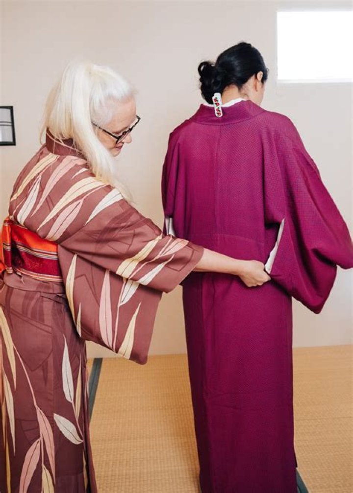 How to wear a kimono