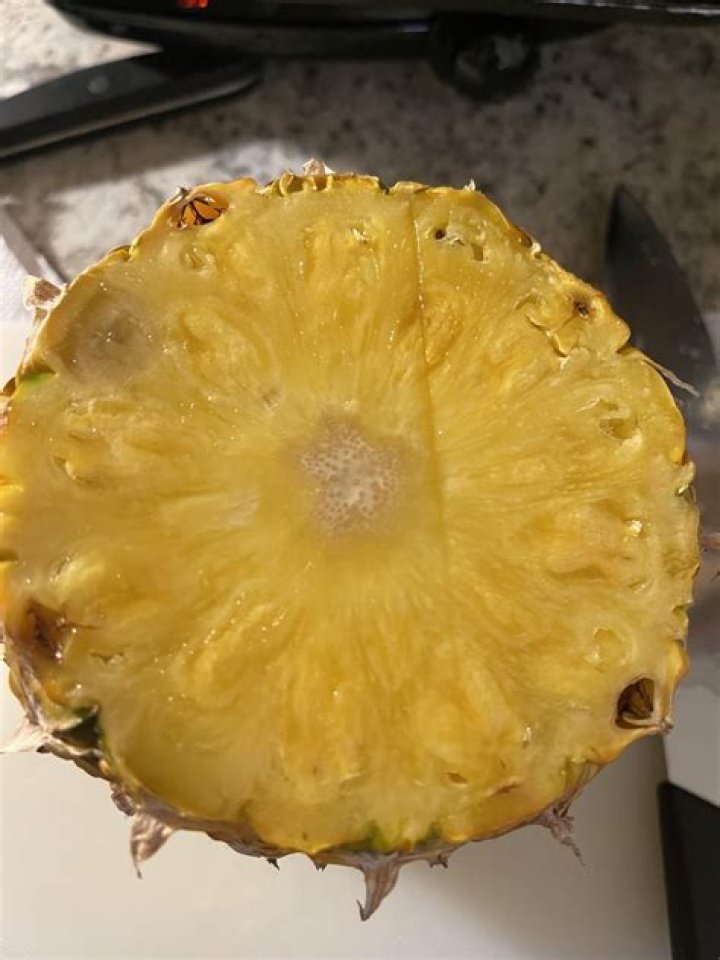 White Spots On Pineapple - How To Discuss